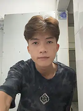 Nguyencuong1999 online show from May 7, 2:38 am