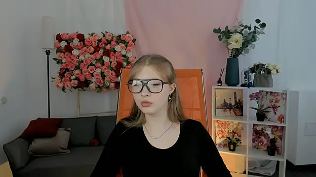 LunasFrost online show from March 20, 11:00 am