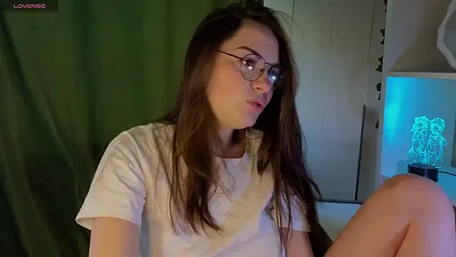 dark honey  online show from May 17, 1:49 am