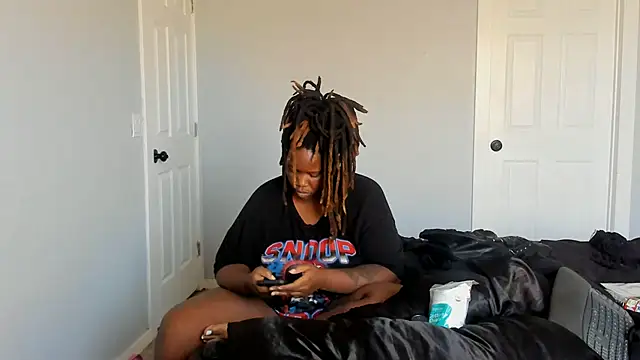 Snapshot of locsofchocolate chatting on June 1, 6:51 pm locsofchocolate online show from June 1, 6:51 pm