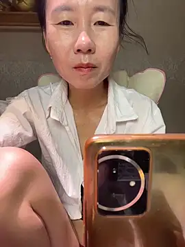 lilysister66 online show from April 14, 6:18 am