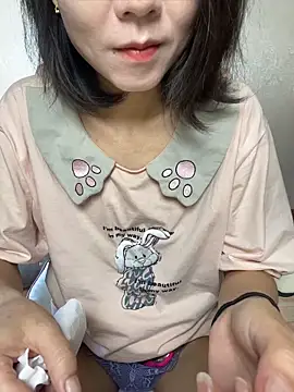 lilysister66 online show from May 5, 2:36 am