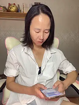 lilysister66 online show from April 15, 3:27 pm