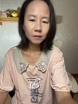 lilysister66 online show from May 7, 6:39 am