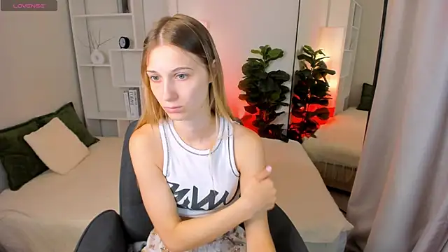 LauraPurr online show from June 19, 8:20 am