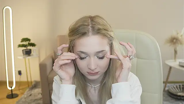 SeemaHornoff online show from March 30, 3:02 pm