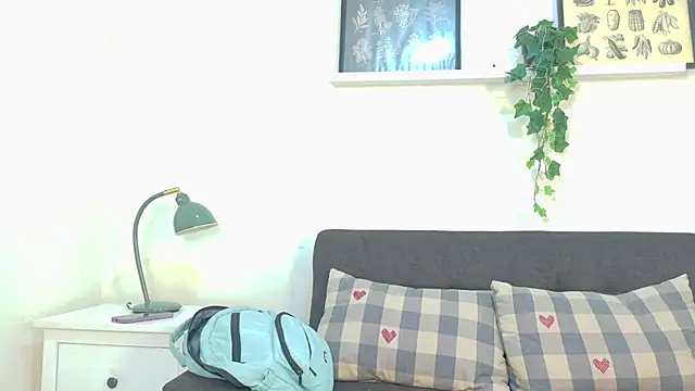AhslyEvans   online show from April 18, 11:45 am