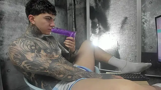 Snapshot of Gury_tattoo chatting on May 14, 8:17 pm Gury tattoo online show from May 14, 8:17 pm