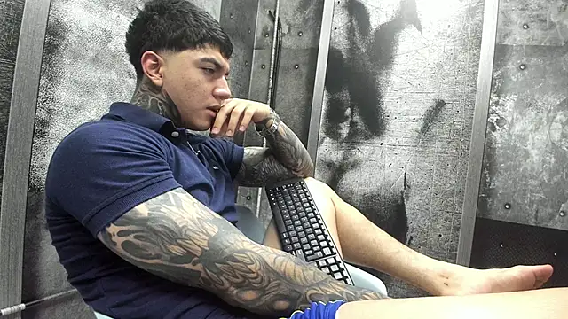 Snapshot of Gury_tattoo chatting on June 12, 11:35 pm Gury tattoo online show from June 12, 11:35 pm