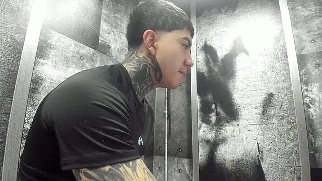 Snapshot of Gury_tattoo chatting on June 23, 6:06 pm Gury tattoo online show from June 23, 6:06 pm