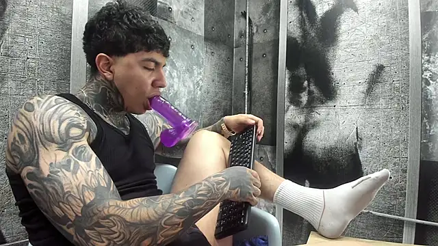 Snapshot of Gury_tattoo chatting on May 27, 7:10 pm Gury tattoo online show from May 27, 7:10 pm