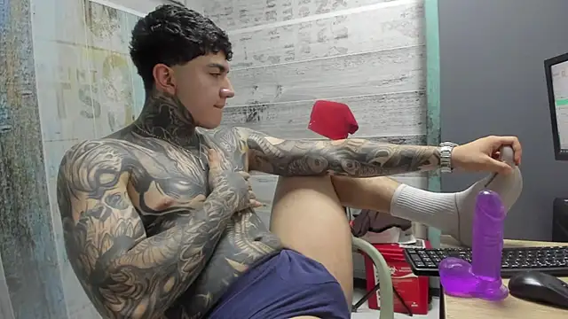 Snapshot of Gury_tattoo chatting on May 11, 7:22 pm Gury tattoo online show from May 11, 7:22 pm