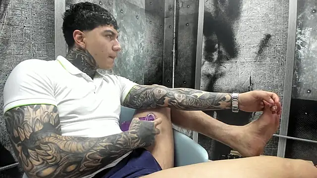 Snapshot of Gury_tattoo chatting on May 23, 2:16 pm Gury tattoo online show from May 23, 2:16 pm