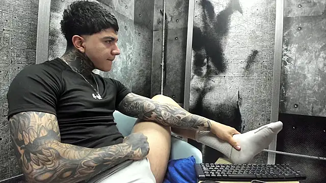 Snapshot of Gury_tattoo chatting on June 19, 8:58 pm Gury tattoo online show from June 19, 8:58 pm
