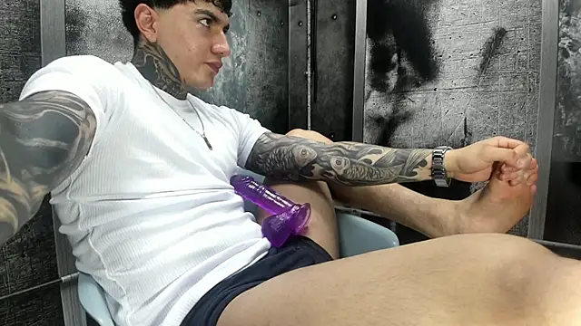 Snapshot of Gury_tattoo chatting on May 26, 7:01 pm Gury tattoo online show from May 26, 7:01 pm
