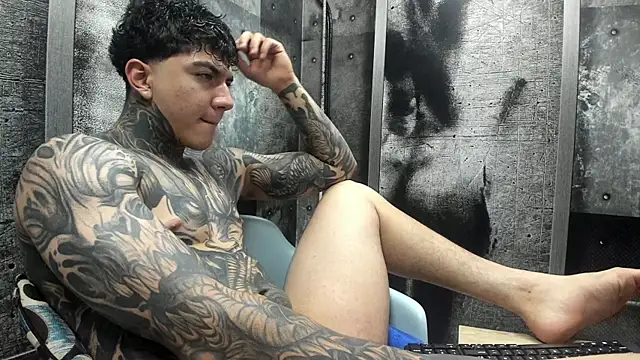 Snapshot of Gury_tattoo chatting on June 11, 1:05 am Gury tattoo online show from June 11, 1:05 am
