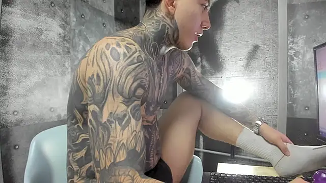 Snapshot of Gury_tattoo chatting on May 13, 10:39 pm Gury tattoo online show from May 13, 10:39 pm