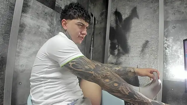 Snapshot of Gury_tattoo chatting on May 18, 7:40 pm Gury tattoo online show from May 18, 7:40 pm