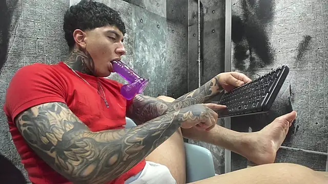 Snapshot of Gury_tattoo chatting on May 25, 8:07 pm Gury tattoo online show from May 25, 8:07 pm