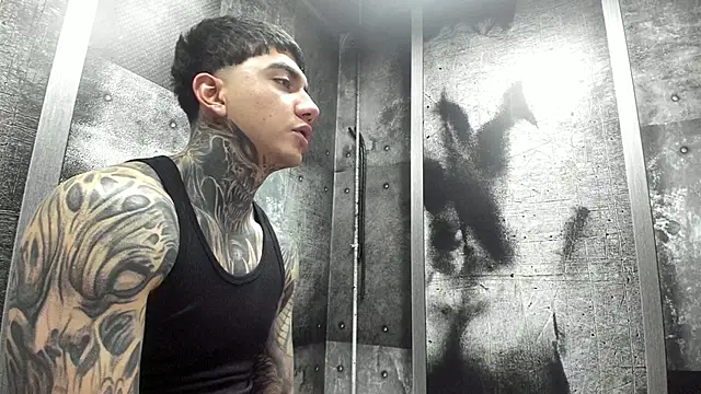 Snapshot of Gury_tattoo chatting on June 22, 8:28 pm Gury tattoo online show from June 22, 8:28 pm