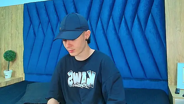 Snapshot of lio____ chatting on April 7, 3:19 am lio online show from April 7, 3:19 am