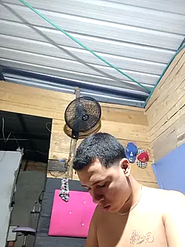 Snapshot of Emyli_Liam chatting on March 21, 9:14 am Emyli Liam online show from March 21, 9:14 am