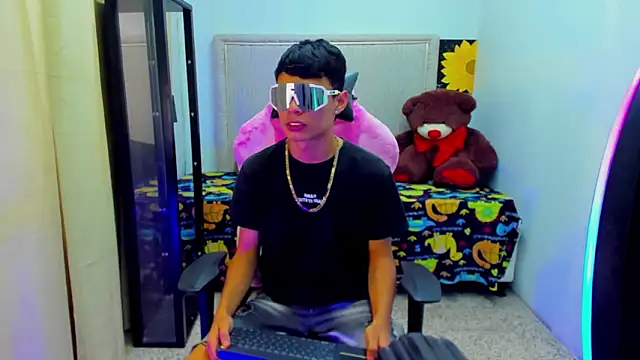 Dayron lee  online show from March 22, 9:16 pm