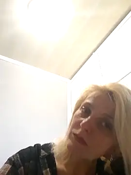 MiaLove183 online show from April 27, 1:31 pm