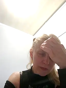 MiaLove183 online show from May 20, 1:52 pm