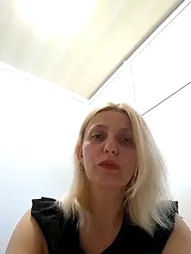 MiaLove183 online show from May 25, 2:16 pm