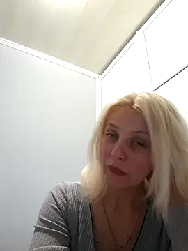Snapshot of MiaLove183 chatting on June 6, 11:37 am MiaLove183 online show from June 6, 11:37 am
