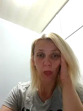 Snapshot of MiaLove183 chatting on July 10, 1:55 pm MiaLove183 online show from July 10, 1:55 pm