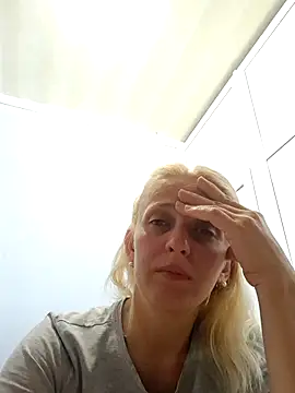 Snapshot of MiaLove183 chatting on July 20, 1:35 pm MiaLove183 online show from July 20, 1:35 pm