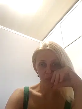 Snapshot of MiaLove183 chatting on June 10, 1:56 pm MiaLove183 online show from June 10, 1:56 pm