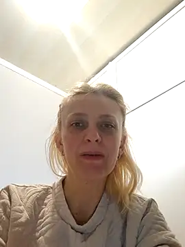 MiaLove183 online show from April 11, 7:56 am