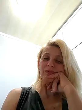 MiaLove183 online show from May 26, 2:59 pm