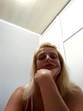 Snapshot of MiaLove183 chatting on June 30, 3:23 pm MiaLove183 online show from June 30, 3:23 pm