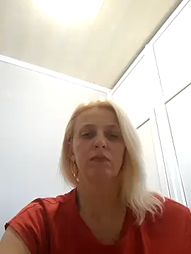 Snapshot of MiaLove183 chatting on June 9, 1:56 pm MiaLove183 online show from June 9, 1:56 pm