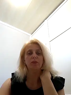 Snapshot of MiaLove183 chatting on June 12, 2:04 pm MiaLove183 online show from June 12, 2:04 pm