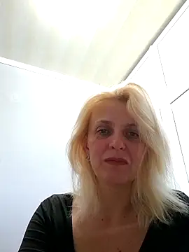 Snapshot of MiaLove183 chatting on June 15, 1:55 pm MiaLove183 online show from June 15, 1:55 pm