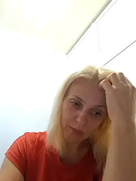 Snapshot of MiaLove183 chatting on July 14, 1:28 pm MiaLove183 online show from July 14, 1:28 pm