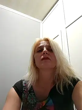 Snapshot of MiaLove183 chatting on July 15, 2:46 pm MiaLove183 online show from July 15, 2:46 pm