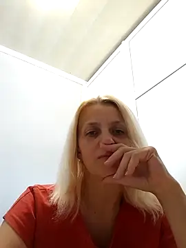 Snapshot of MiaLove183 chatting on July 6, 2:02 pm MiaLove183 online show from July 6, 2:02 pm