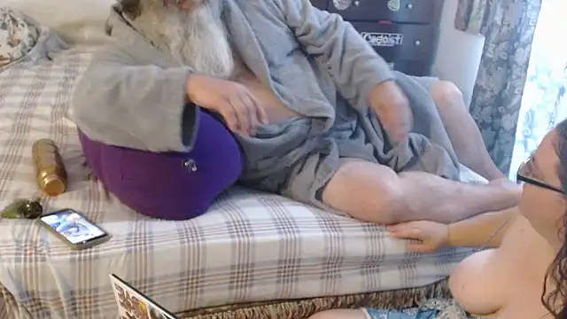 Snapshot of DaddyandMuffin chatting on March 27, 9:27 pm DaddyandMuffin online show from March 27, 9:27 pm