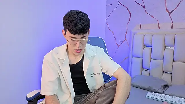 Snapshot of Tom_Parker_ chatting on March 21, 11:19 pm Tom Parker online show from March 21, 11:19 pm