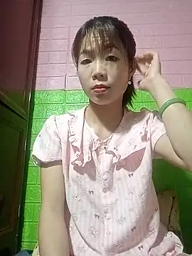 Snapshot of AmyLinee01 chatting on May 17, 3:28 am AmyLinee01 online show from May 17, 3:28 am