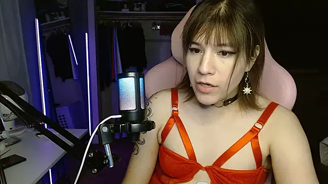 Snapshot of arianano04 chatting on March 21, 8:19 am arianano04 online show from March 21, 8:19 am