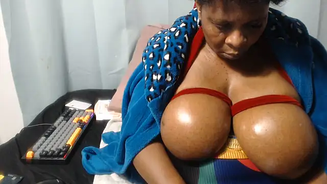 Snapshot of Lucia-boobs chatting on July 28, 1:24 am Lucia-boobs online show from July 28, 1:24 am