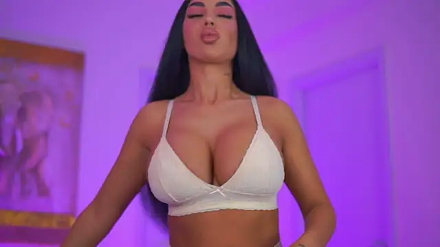 LatinaMorene online show from April 26, 6:27 pm
