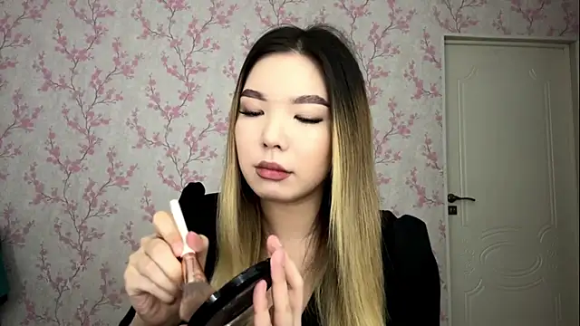 Snapshot of MadeleneStoesz chatting on March 23, 5:40 am MadeleneStoesz online show from March 23, 5:40 am